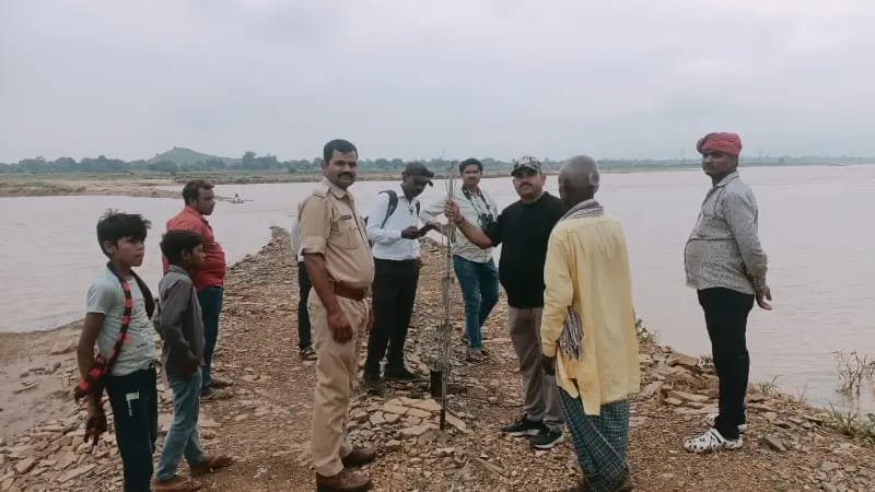 Sonbhadra Breaking News : मध्यप्रदेश से बह कर सोनभद्र पहुंचा विशालकाय घड़ियाल 