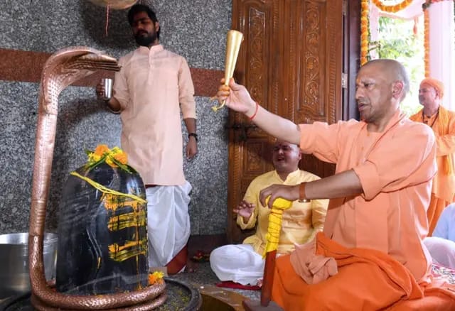 UP News : रुद्राभिषेक कर सीएम योगी ने की लोक मंगल की कामना