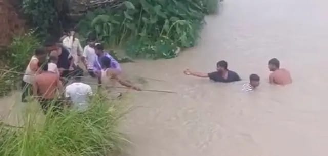 UP News : गोंडा में श्रद्धालुओं से भरी बोलेरो अनियंत्रित होकर नहर में गिरी, 11 श्रद्धालुओं की मौत, तीन घायल, चालक सुरक्षित 