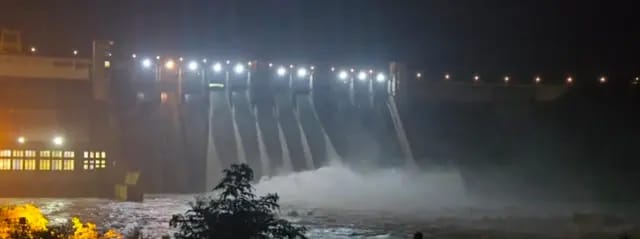 Sonbhadra News : बढ़ते जलस्तर को देखते हुए रिहन्द बांध के खोले गए 5 फाटक  
