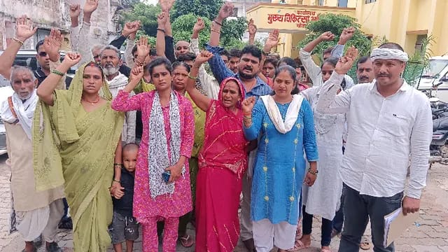 Sonbhadra News : सीएमओ कार्यालय पर प्रदर्शन कर मृतक बिंदू के परिजनों ने माँगा न्याय, बोले- घटना के 20 दिन बाद भी इंसाफ के लिए दर-दर भटकने को हैं मजबूर 