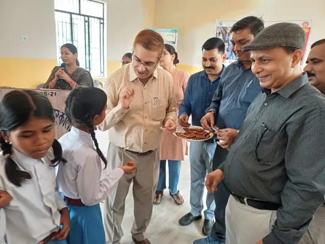 Sonbhadra News : डीएम ने बच्चों को एल्बेंडाजोल की दवा खिलाकर की अभियान की शुरुआत