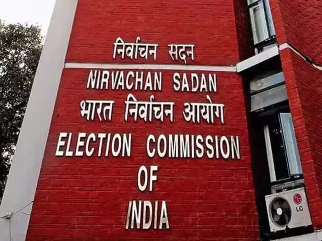 National News : 334 पंजीकृत गैर-मान्यता प्राप्त राजनीतिक दलों को चुनाव आयोग ने सूची से हटाया