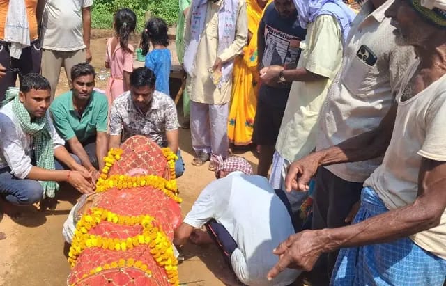 Sonbhadra News :साधु की अचानक मौत से ग्रामीणों में शोक की लहर,कांस्टेबल पुत्र सहित तीनों पुत्रों ने दी मुखाग्नि 
