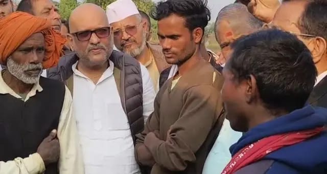 Sonbhadra News : खनन हादसे में मृत परिवारों से मिले यूपी कांग्रेस प्रदेश अध्यक्ष, कहा- गेरुआ वस्त्र पहन कर भ्रष्टाचार करा रहे हैं सीएम 