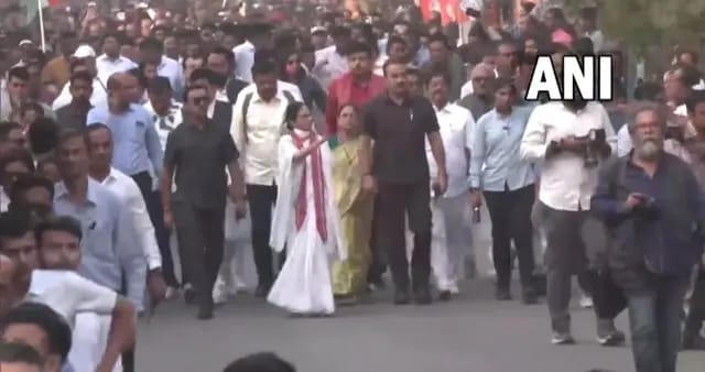 SIR मुद्दे पर सीएम ममता ने बीजेपी व चुनाव आयोग पर बोला हमला, कहा- 'इलेक्शन कमीशन' अब एक निष्पक्ष संस्था न रहकर 'बीजेपी कमीशन' बन गई है 