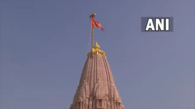 प्रधानमंत्री व आरएसएस प्रमुख ने राम मन्दिर के शिखर पर फहराया ध्वजारोहण, प्रधानमंत्री हुए भावविभोर