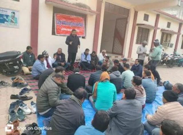 Gazipur news : विद्युतकर्मियों ने किया विरोध-प्रदर्शन