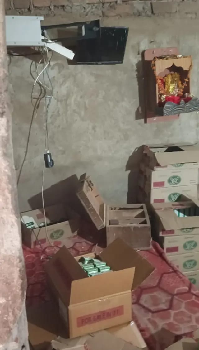 Sonbhadra News  : शराब की दुकान का ताला तोड़ 132 पेटी देशी दारू ले उड़े चोर, जांच में जुटी पुलिस 