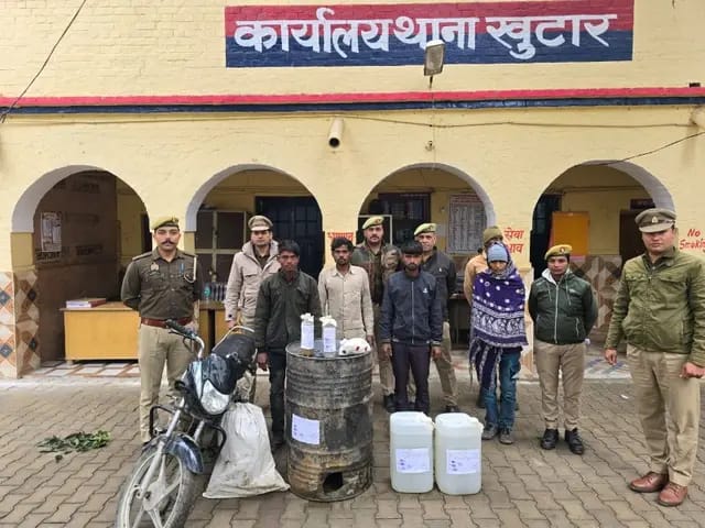 Shahjahanpur news : अवैध शराब बनाते हुए एक महिला समेत चार गिरिफ्तार