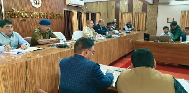 Sonbhadra News : टोल फ्री नं0 पर दर्ज कराएं श्रम विभाग से संबंधित शिकायत  - डीएम 