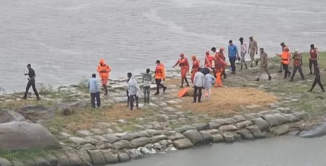 UP News : हमीरपुर में नाव पलटी, दो शव बरामद, शेष की तलाश जारी 