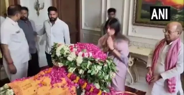 UP News : प्रतीक यादव का पार्थिव शरीर पंचतत्व में विलीन, ससुर ने दामाद को दी मुखाग्नि 