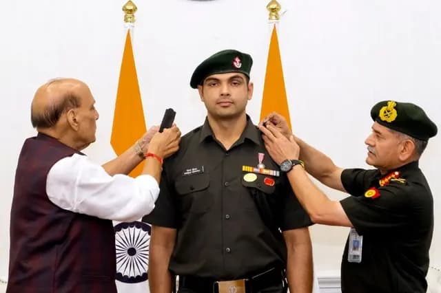 नीरज चोपड़ा टेरिटोरियल आर्मी में बने लेफ्टिनेंट कर्नल, रक्षा मंत्री राजनाथ सिंह और थल सेना प्रमुख जनरल उपेंद्र द्विवेदी ने दी उपाधि