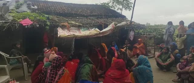 Sonbhadra News : 15 दिनों बाद भी गाँव नहीं पहुँची स्वास्थ्य विभाग की टीम, उल्टी-दस्त से महिला की मौत