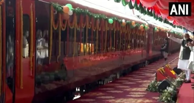 Varanasi News : प्रधानमंत्री मोदी ने देश को चार नई वंदे भारत एक्सप्रेस ट्रेनों की सौगात दी