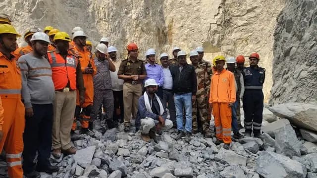 Sonbhadra News: खदान हादसा: घटनास्थल पर रेस्क्यू बंद करने की डीएम-एसपी ने संयुक्त रूप से घोषणा की