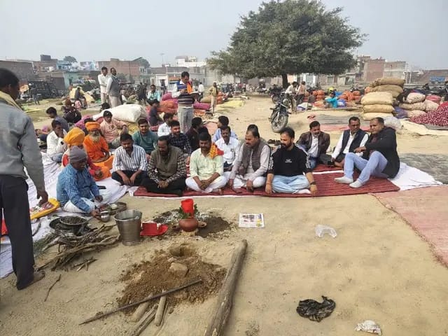 Shahjahanpur news : मेला मैदान में एक तरफ़ होता रहा हवन पूजन दूसरी तरफ़ कटते रहे बकरे और मुर्गे बिकता रहा मीट