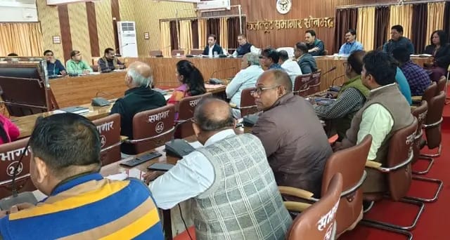 Sonbhadra News : IGRS निस्तारण में लापरवाही पर भड़के डीएम, सीएमओ सहित 9 अधिकारियों को स्पष्टीकरण जारी करने का दिया निर्देश