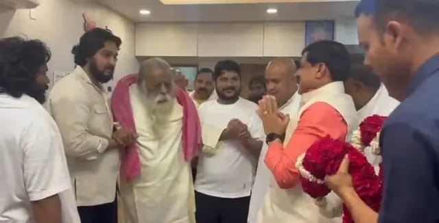 Mirzapur News : मध्य प्रदेश के मुख्यमंत्री ने परमहंस आश्रम पहुंचकर स्वामी अड़गड़ानंद महाराज के चरणों में टेका मत्था, लिया आशीर्वाद