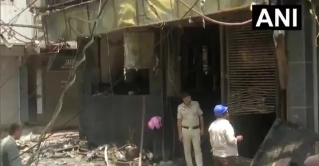 दिल्ली के होटल में लगी भीषण आग, 21 लोगों की मौत, तीन दर्जन घायल