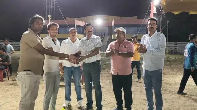 Sonbhadra news : वोर्टेक्स क्लब क्रिकेट टूर्नामेंट: सुपर किंग्स ने रेड बैक्स को 30 रन से हराया