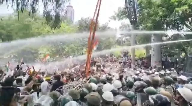 Jharkhand News : रांची में छात्र आंदोलन उग्र, विधानसभा घेराव के दौरान पुलिस का लाठीचार्ज
