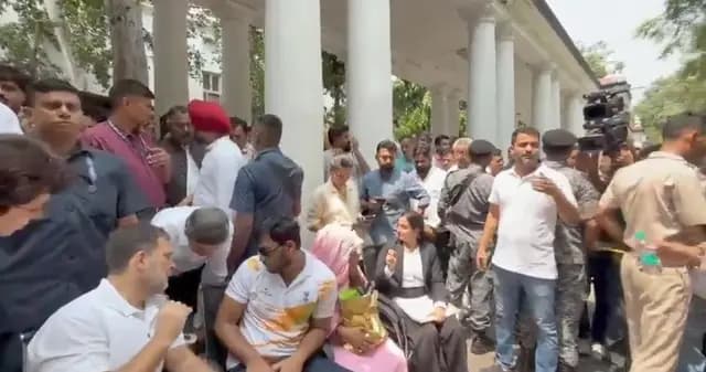 राहुल गांधी के धरने के बाद पैलेट गन मामले में FIR दर्ज