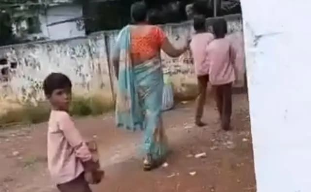Sonbhadra News : स्कूल में Gen-Alfa का ईंट ढोये जाने का वीडियो वायरल, BSA ने जारी किया कारण बताओ नोटिस