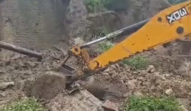 UP News : उन्नाव में भारी बारिश के बीच कच्चा मकान भरभराकर गिरा, मलबे में दबकर 6 गौवंशों की मौत