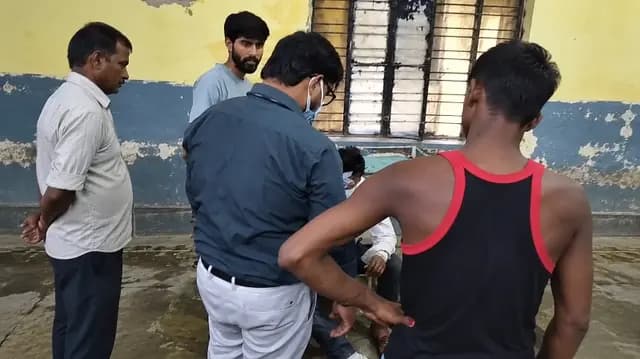 Sonbhadra News : तेज रफ्तार ट्रक के चपेट में आने से बाइक सवार गम्भीर, रेफर